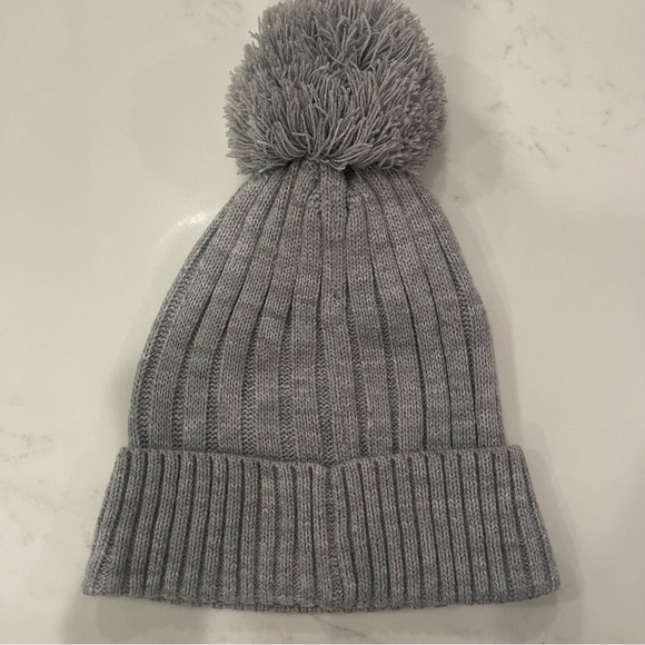 NWT Michael Kors grey pompom beanie - Picture 9 of 9